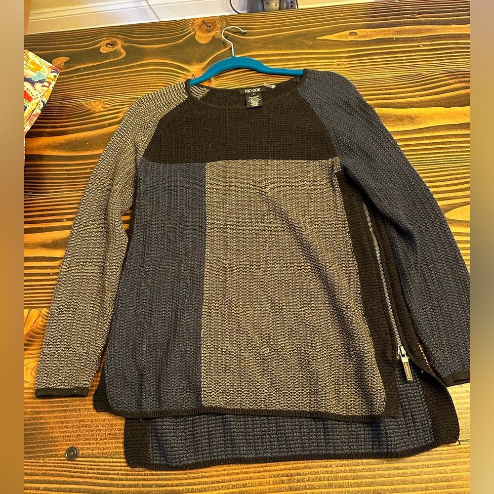 Nick and Zoe sweater size small